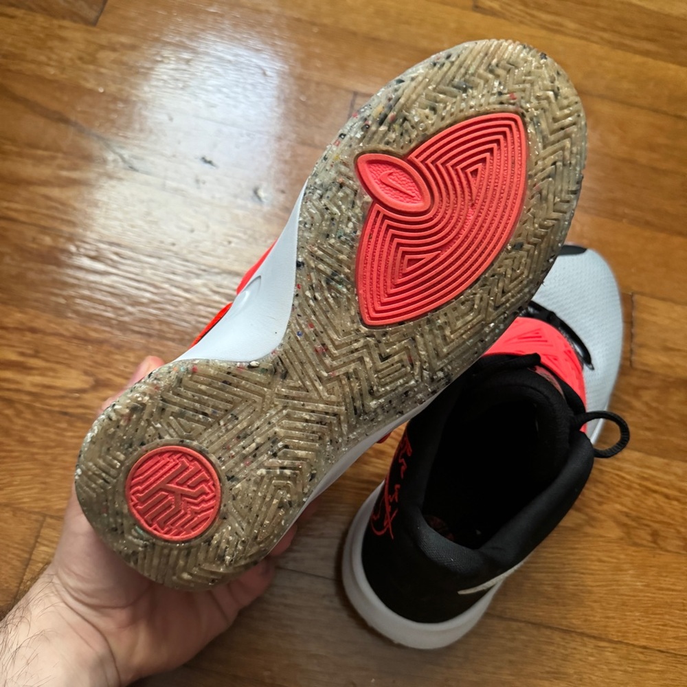 Boys Nike Kyrie Shoes - Picture 8 of 9
